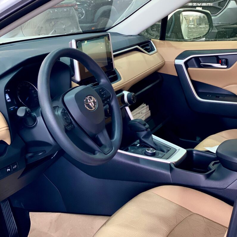 
								Toyota Rav4 LE 2025 full									