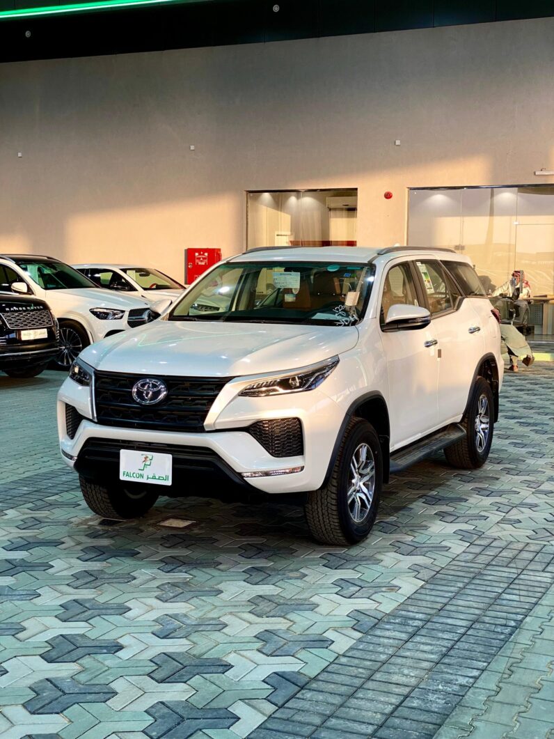 
								Toyota Fortuner GX Petrol full									