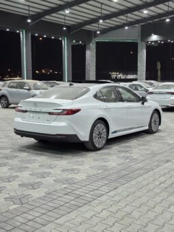 Toyota Camry LE Hybrid 2.5 2026