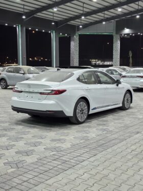 Toyota Camry LE Hybrid 2.5 2026