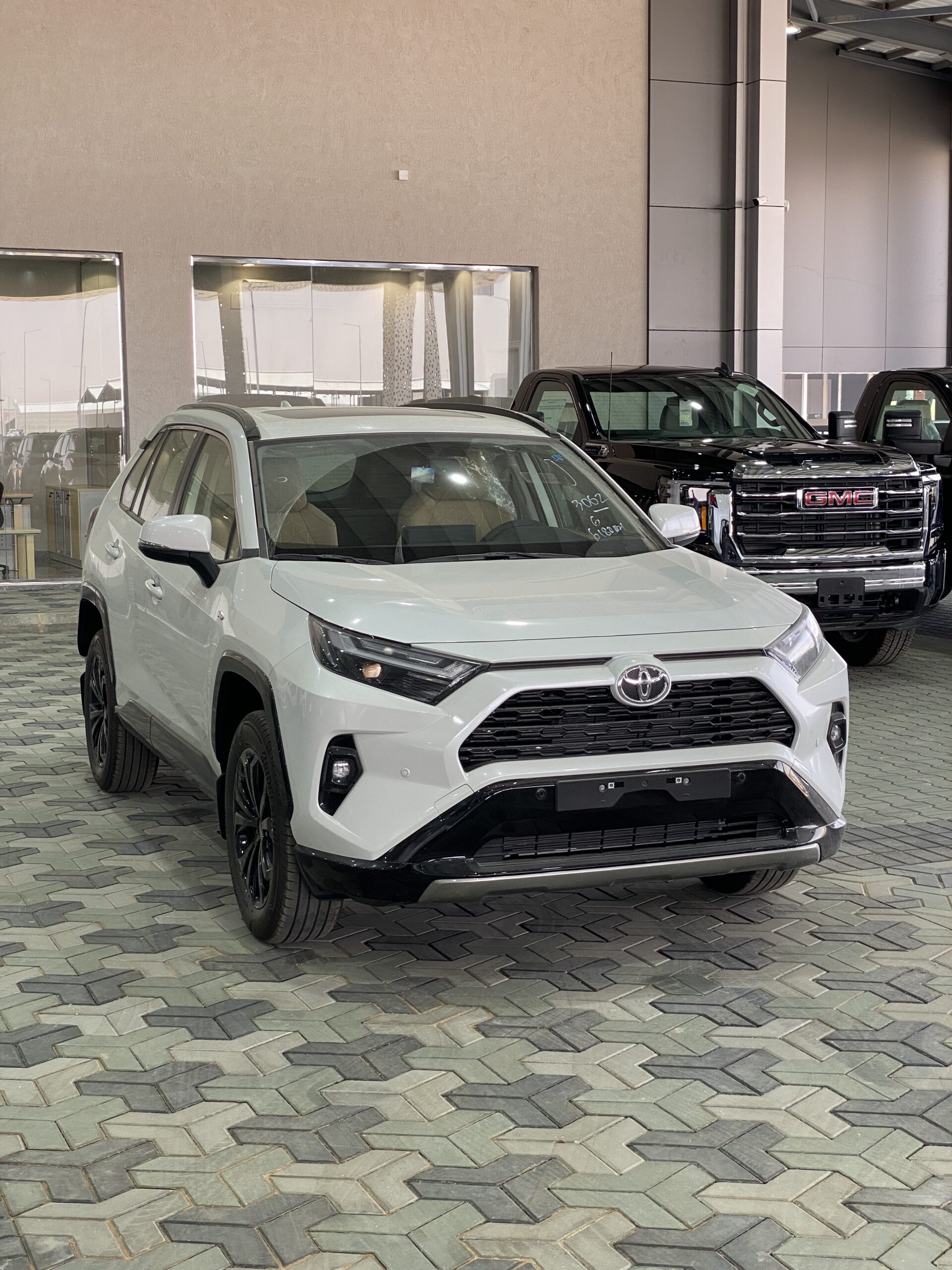 Toyota RAV4 Sunroof XLE Hybrid 2025
