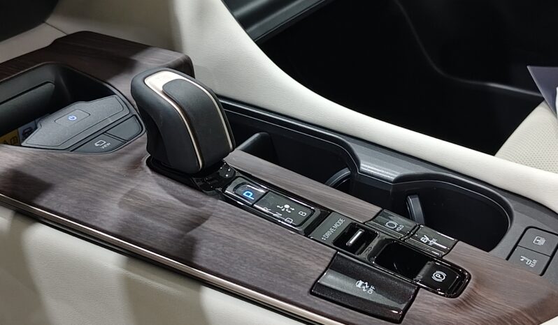 
								Toyota Crown Premium full									